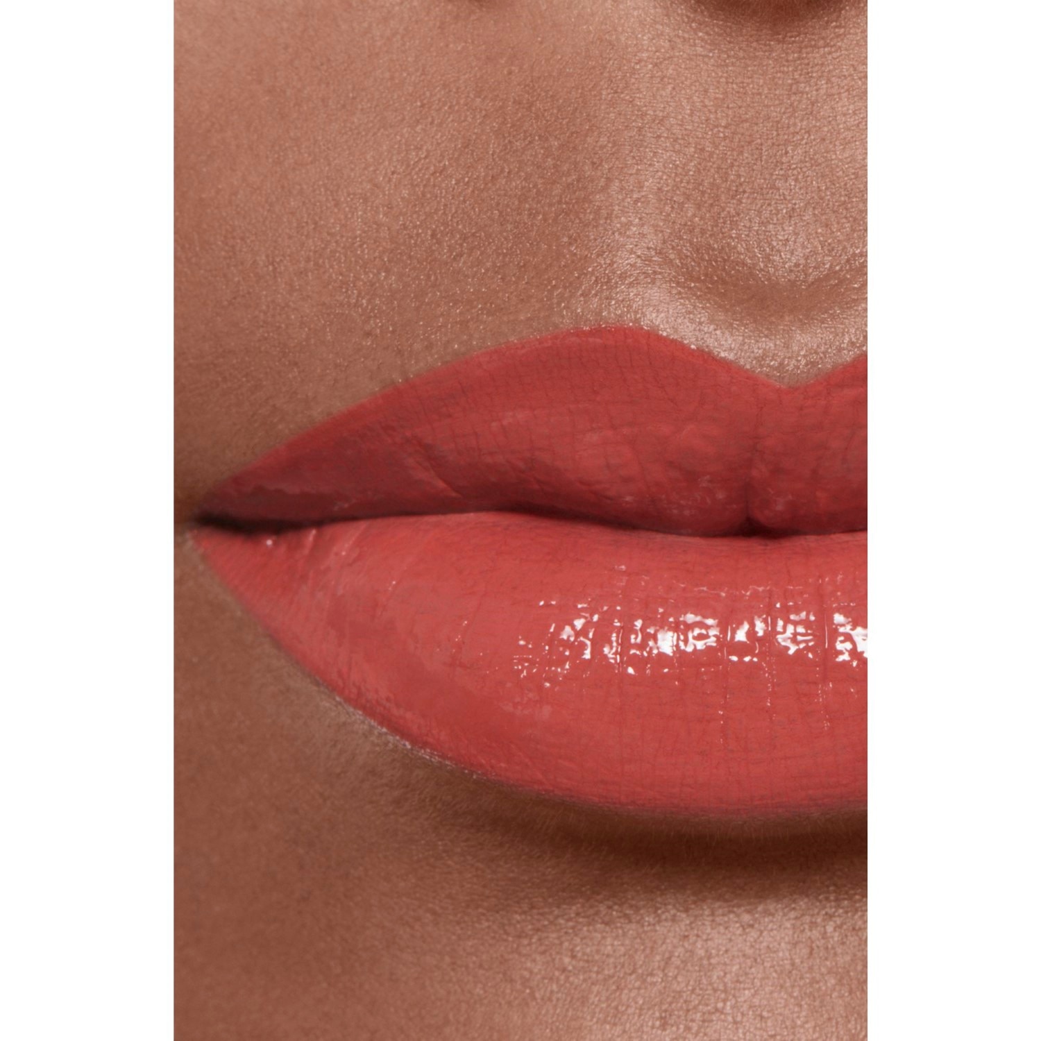 LA BARRA DE LABIOS LÍQUIDA BRILLANTE DE LARGA DURACIÓN